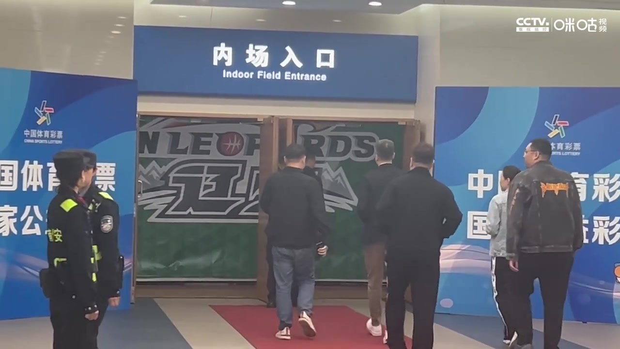 马不停蹄！中国男篮主帅郭士强观战辽宁广厦G3的比赛